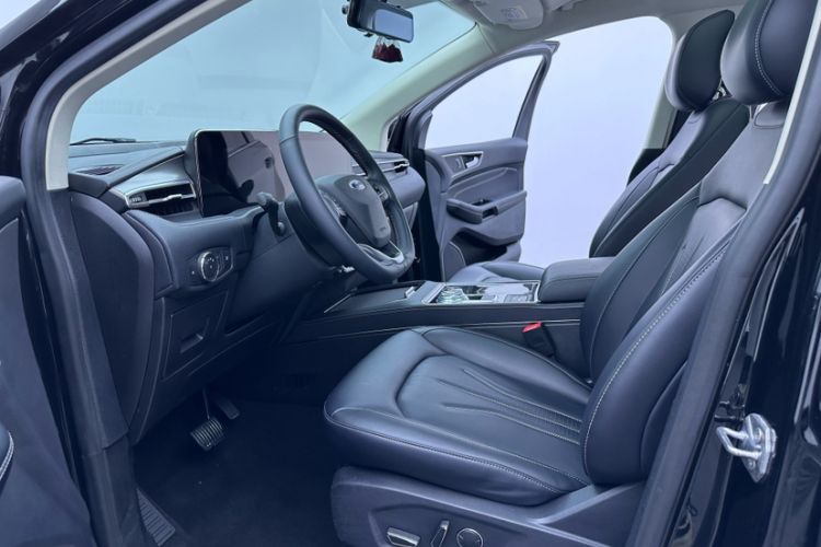 Used Ford Edge 2021 PLUS EcoBoost 245 Two-Wheel-Drive Platinum Edition 5 Seats Interior 9