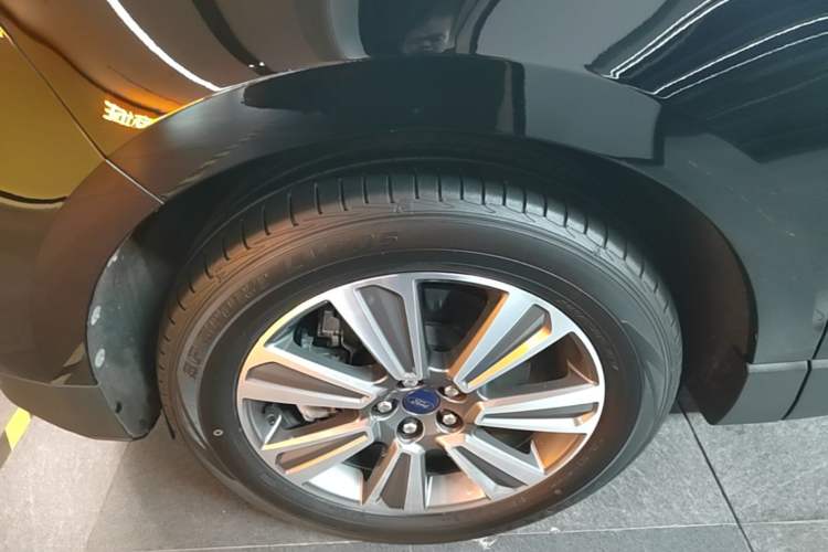 Used Ford Edge 2021 PLUS EcoBoost 245 Two-Wheel-Drive Platinum Edition 5 Seats Left Front Wheel Hub