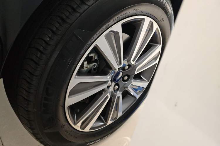 Used Ford Edge 2021 PLUS EcoBoost 245 Two-Wheel-Drive Platinum Edition 5 Seats Left Front Wheel Hub