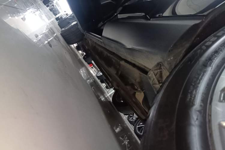 Used Ford Edge 2021 PLUS EcoBoost 245 Two-Wheel-Drive Platinum Edition 5 Seats Left Side Sill