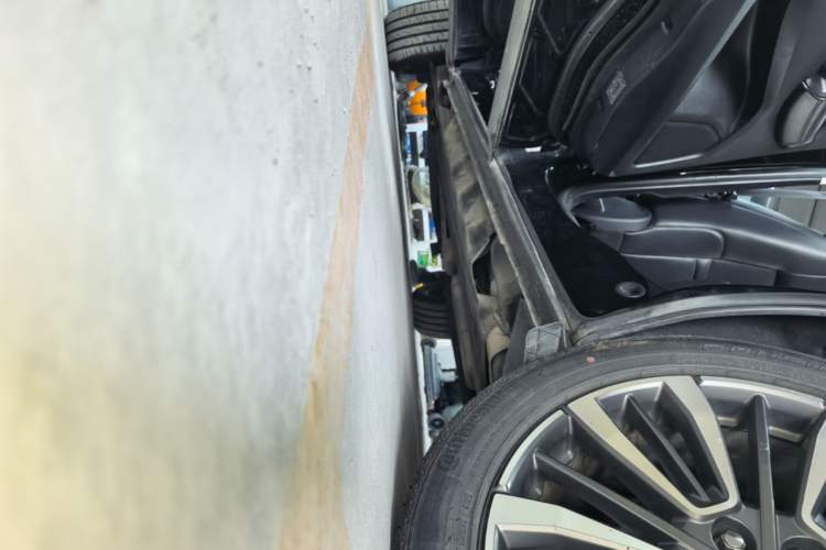 Used Ford Edge 2021 PLUS EcoBoost 245 Two-Wheel-Drive Titanium 7-Seater Left Side Sill