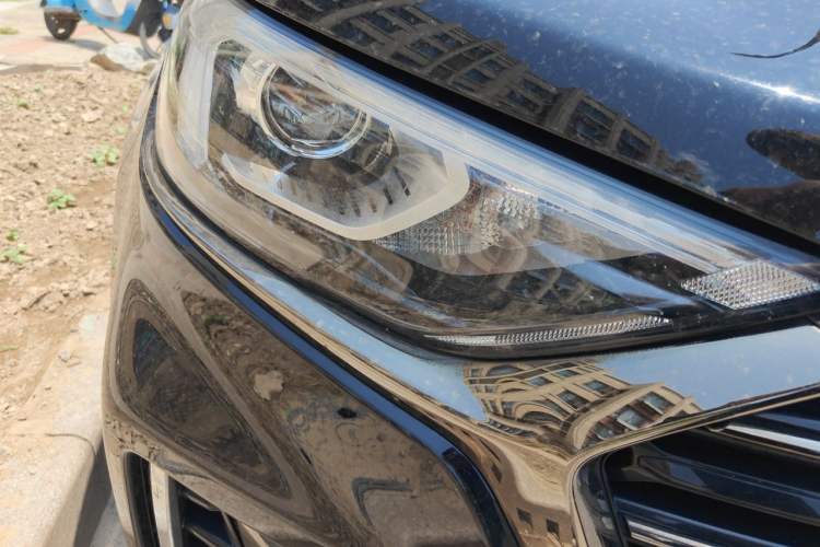 Used Ford Edge 2021 PLUS EcoBoost 245 Two-Wheel-Drive Titanium 7-Seater Right Front Headlight