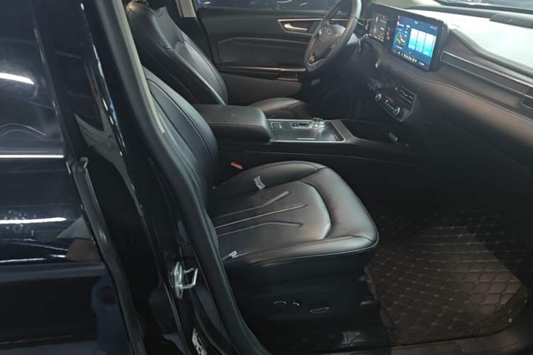Used Ford Edge 2021 PLUS EcoBoost 245 Two-Wheel-Drive Titanium 7-Seater Right Front Seat