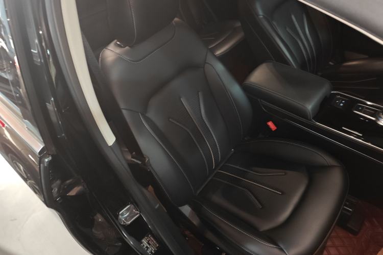 Used Ford Edge 2021 PLUS EcoBoost 245 Two-Wheel-Drive Titanium 7-Seater Right Front Seat