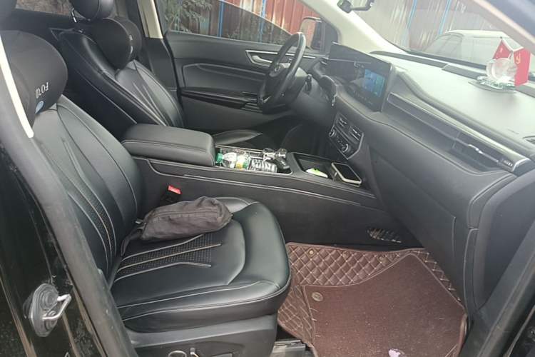 Used Ford Edge 2021 PLUS EcoBoost 245 Two-Wheel-Drive Platinum Edition 5 Seats Right Front Seat