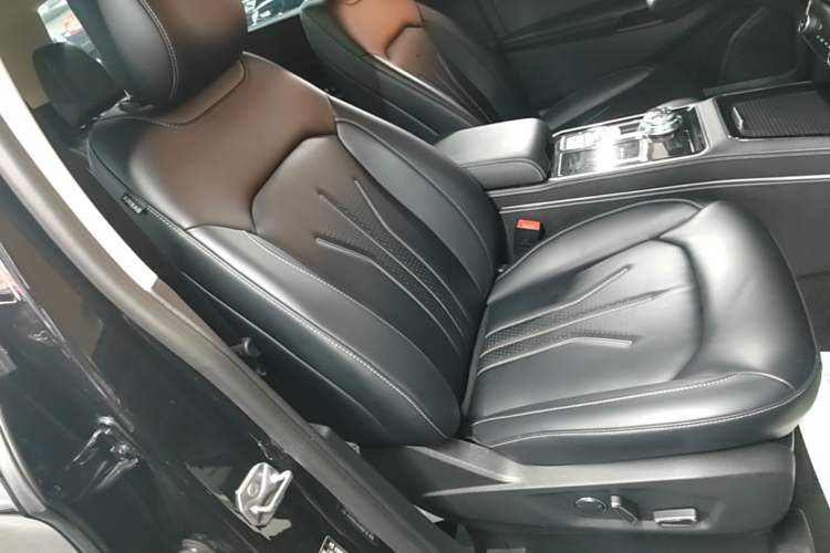 Used Ford Edge 2021 PLUS EcoBoost 245 Two-Wheel-Drive Platinum Edition 5 Seats Right Front Seat