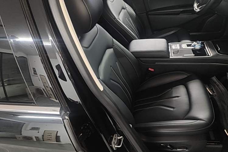 Used Ford Edge 2021 PLUS EcoBoost 245 Two-Wheel-Drive Titanium 7-Seater Right Front Seat