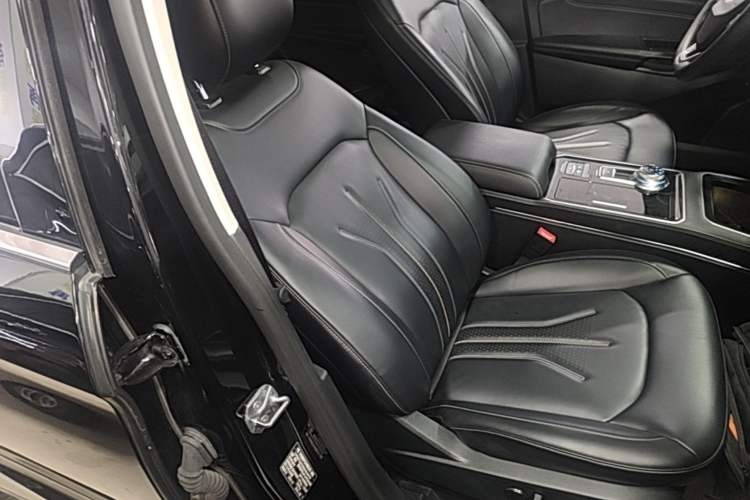 Used Ford Edge 2021 PLUS EcoBoost 245 Two-Wheel-Drive Titanium 7-Seater Right Front Seat