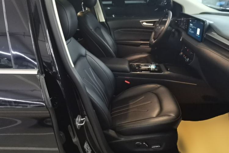 Used Ford Edge 2021 PLUS EcoBoost 245 Two-Wheel-Drive Platinum Edition 5 Seats Right Front Seat