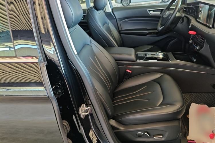 Used Ford Edge 2021 PLUS EcoBoost 245 Two-Wheel-Drive Platinum Edition 5 Seats Right Front Seat