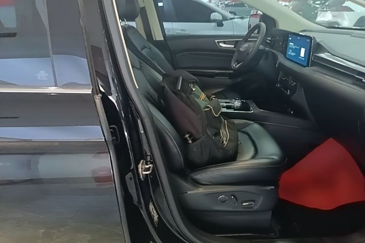 Used Ford Edge 2021 PLUS EcoBoost 245 Two-Wheel-Drive Platinum Edition 5 Seats Right Front Seat