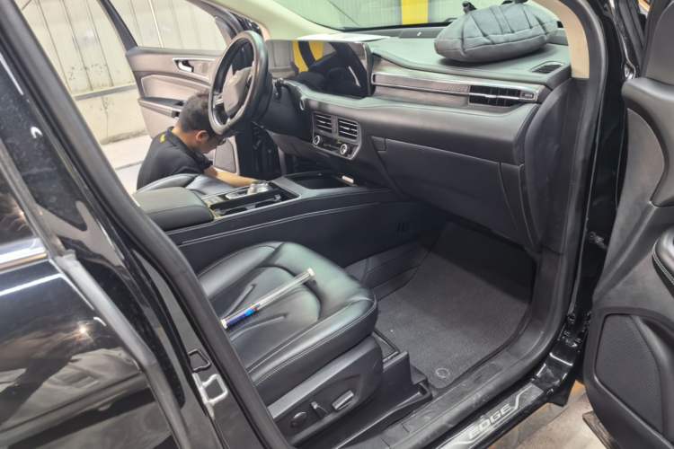 Used Ford Edge 2021 PLUS EcoBoost 245 Two-Wheel-Drive Titanium 7-Seater Right Front Seat