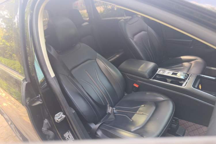 Used Ford Edge 2021 PLUS EcoBoost 245 Two-Wheel-Drive Titanium 7-Seater Right Front Seat