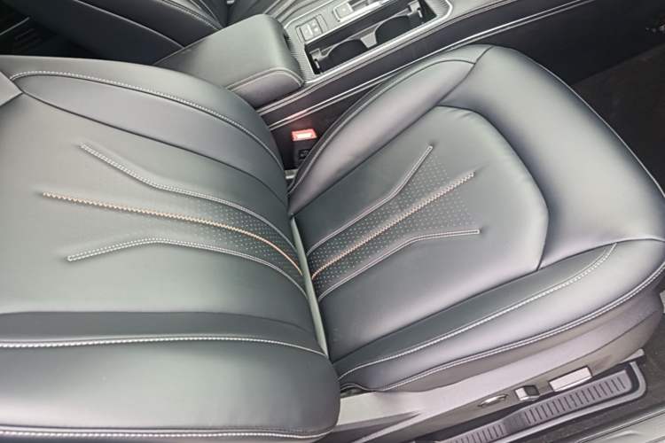 Used Ford Edge 2021 PLUS EcoBoost 245 Two-Wheel-Drive Titanium 7-Seater Right Front Seat