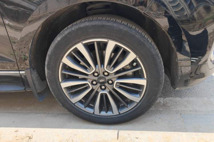 Used Ford Edge 2021 PLUS EcoBoost 245 Two-Wheel-Drive Titanium 7-Seater Right Front Wheel Hub