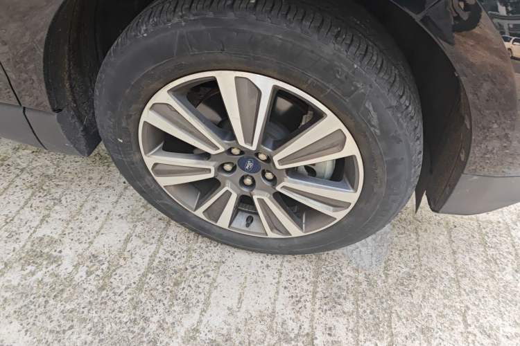 Used Ford Edge 2021 PLUS EcoBoost 245 Two-Wheel-Drive Platinum Edition 5 Seats Right Front Wheel Hub