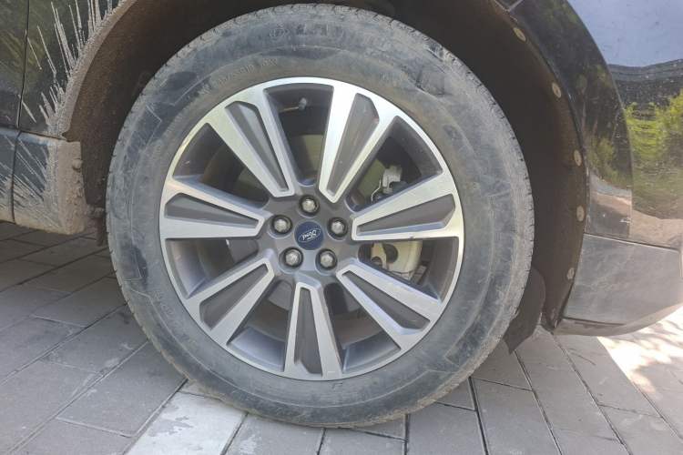 Used Ford Edge 2021 PLUS EcoBoost 245 Two-Wheel-Drive Platinum Edition 5 Seats Right Front Wheel Hub