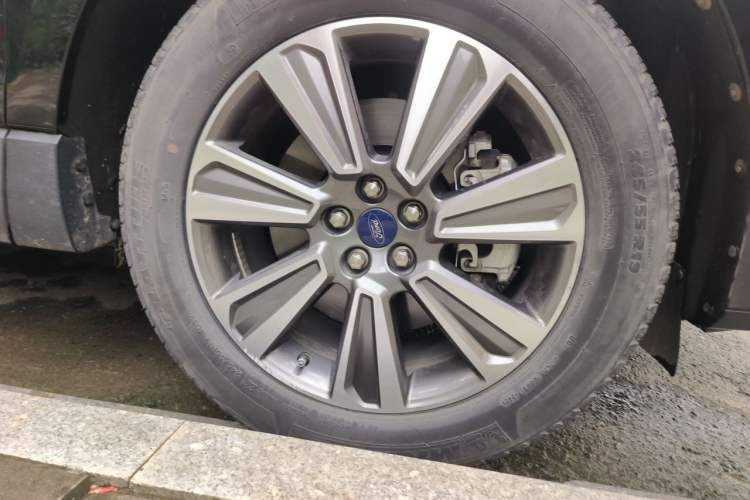 Used Ford Edge 2021 PLUS EcoBoost 245 Two-Wheel-Drive Platinum Edition 5 Seats Right Front Wheel Hub