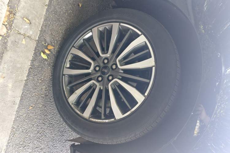 Used Ford Edge 2021 PLUS EcoBoost 245 Two-Wheel-Drive Titanium 7-Seater Right Front Wheel Hub