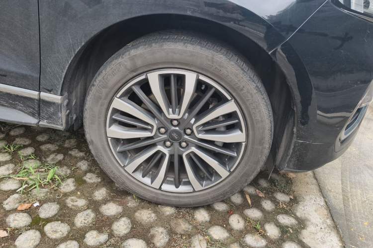 Used Ford Edge 2021 PLUS EcoBoost 245 Two-Wheel-Drive Titanium 7-Seater Right Front Wheel Hub