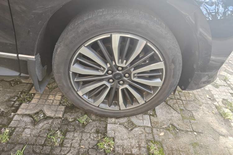 Used Ford Edge 2021 PLUS EcoBoost 245 Two-Wheel-Drive Titanium 7-Seater Right Front Wheel Hub