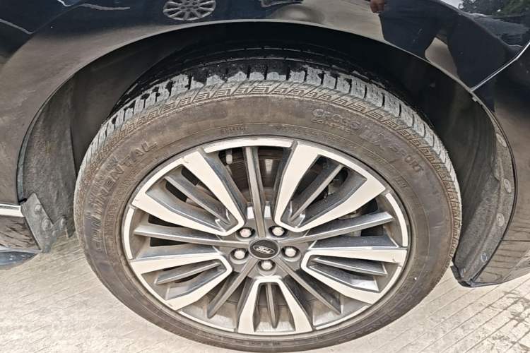 Used Ford Edge 2021 PLUS EcoBoost 245 Two-Wheel-Drive Titanium 7-Seater Right Front Wheel Hub