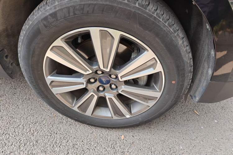 Used Ford Edge 2021 PLUS EcoBoost 245 Two-Wheel-Drive Platinum Edition 5 Seats Right Front Wheel Hub
