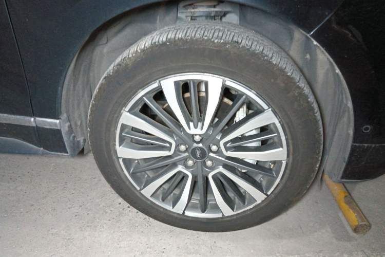 Used Ford Edge 2021 PLUS EcoBoost 245 Four-Wheel Drive Titanium Edition 7-Seater Right Front Wheel Hub