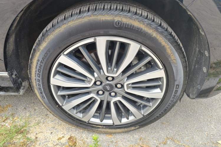 Used Ford Edge 2021 PLUS EcoBoost 245 Two-Wheel-Drive Titanium 7-Seater Right Front Wheel Hub
