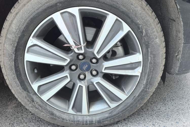 Used Ford Edge 2021 PLUS EcoBoost 245 Two-Wheel-Drive Platinum Edition 5 Seats Right Front Wheel Hub