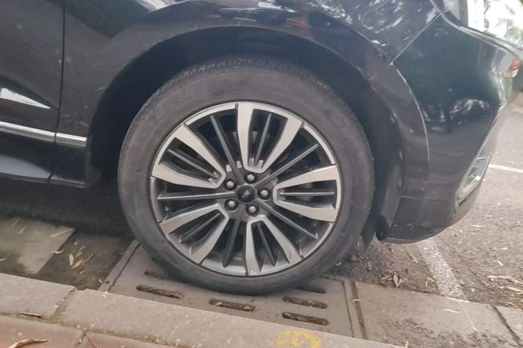 Used Ford Edge 2021 PLUS EcoBoost 245 Two-Wheel-Drive Titanium 7-Seater Right Front Wheel Hub