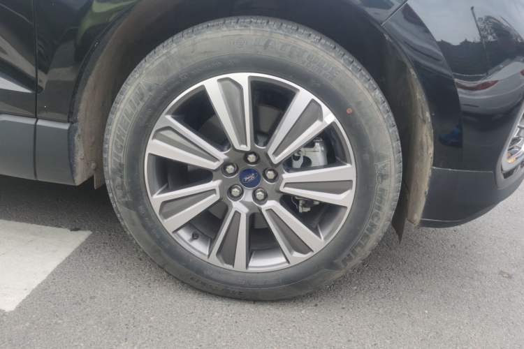 Used Ford Edge 2021 PLUS EcoBoost 245 Two-Wheel-Drive Platinum Edition 5 Seats Right Front Wheel Hub