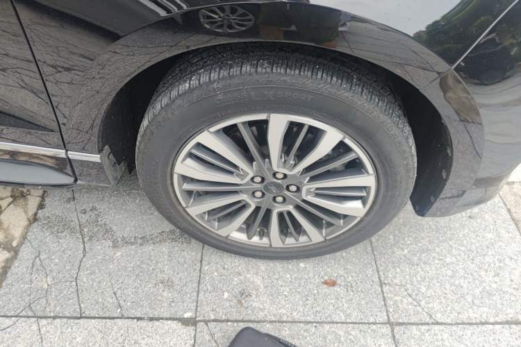 Used Ford Edge 2021 PLUS EcoBoost 245 Two-Wheel-Drive Titanium 7-Seater Right Front Wheel Hub