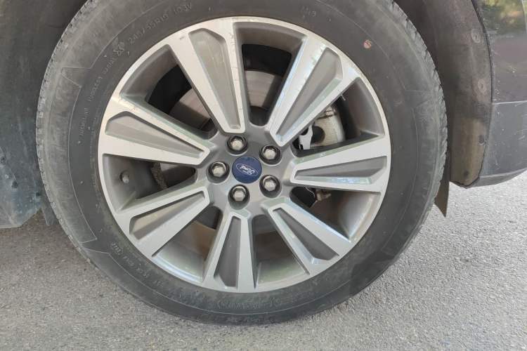 Used Ford Edge 2021 PLUS EcoBoost 245 Two-Wheel-Drive Platinum Edition 5 Seats Right Front Wheel Hub