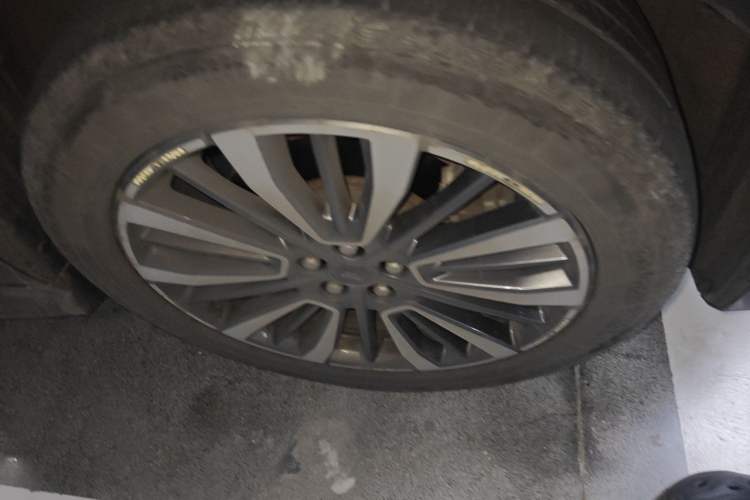 Used Ford Edge 2021 PLUS EcoBoost 245 Two-Wheel-Drive Titanium 7-Seater Right Front Wheel Hub