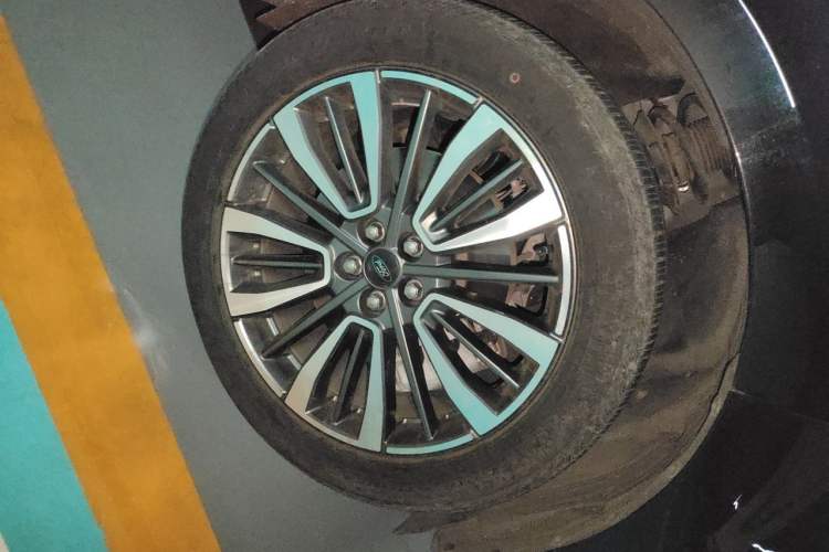 Used Ford Edge 2021 PLUS EcoBoost 245 Two-Wheel-Drive Titanium 7-Seater Right Front Wheel Hub