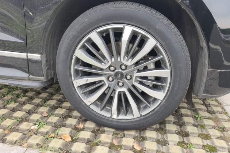 Used Ford Edge 2021 PLUS EcoBoost 245 Two-Wheel-Drive Titanium 7-Seater Right Front Wheel Hub