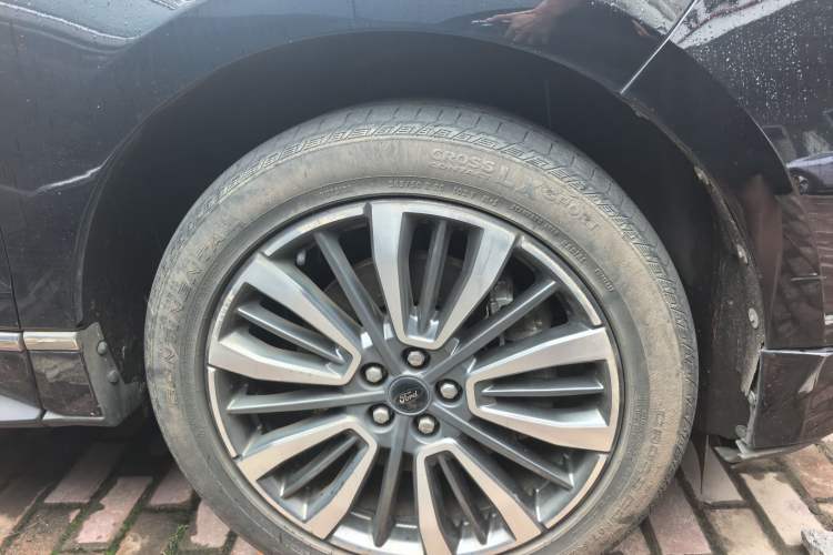 Used Ford Edge 2021 PLUS EcoBoost 245 Two-Wheel-Drive Titanium 7-Seater Right Front Wheel Hub