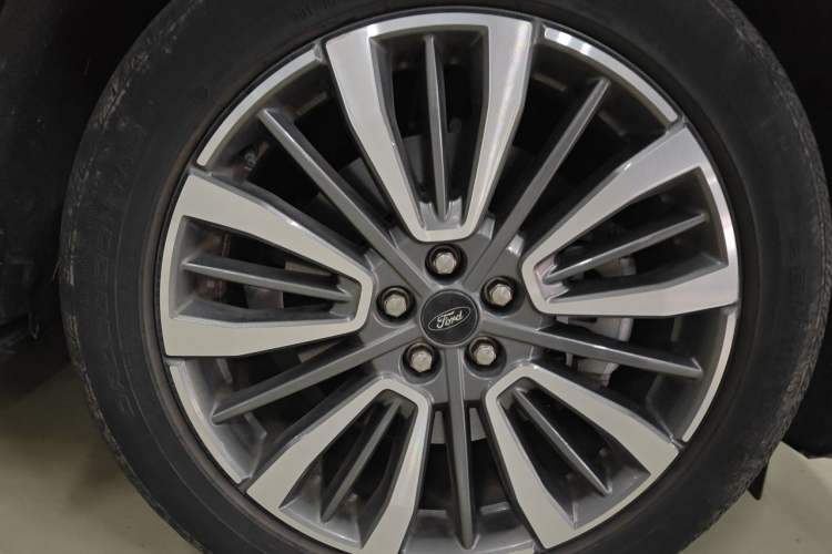 Used Ford Edge 2021 PLUS EcoBoost 245 Two-Wheel-Drive Titanium 7-Seater Right Front Wheel Hub