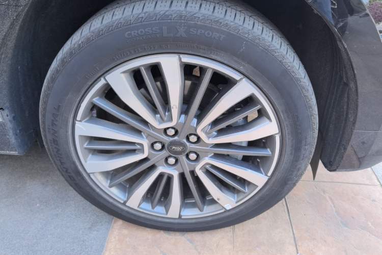 Used Ford Edge 2021 PLUS EcoBoost 245 Two-Wheel-Drive Titanium 7-Seater Right Front Wheel Hub