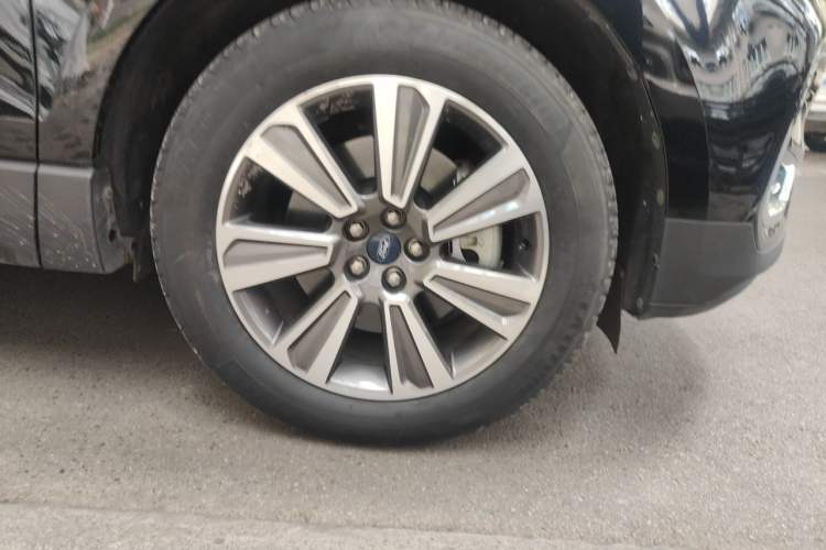 Used Ford Edge 2021 PLUS EcoBoost 245 Two-Wheel-Drive Platinum Edition 5 Seats Right Front Wheel Hub