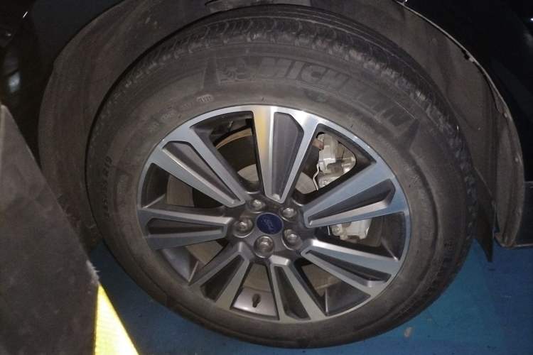 Used Ford Edge 2021 PLUS EcoBoost 245 Two-Wheel-Drive Platinum Edition 5 Seats Right Front Wheel Hub