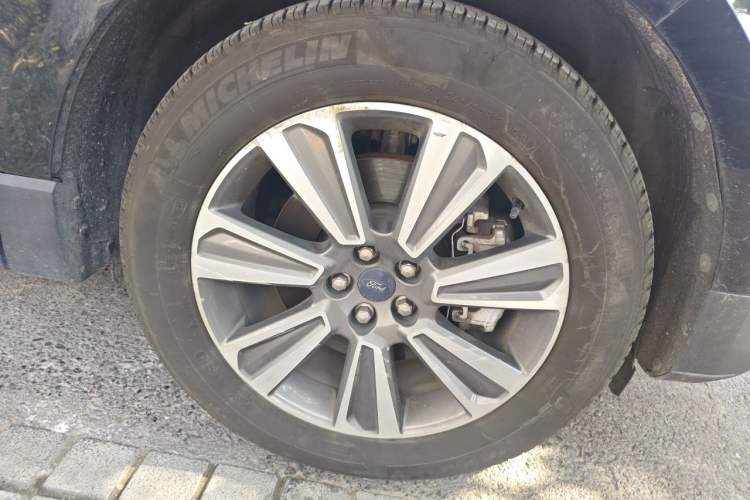 Used Ford Edge 2021 PLUS EcoBoost 245 Two-Wheel-Drive Platinum Edition 5 Seats Right Front Wheel Hub