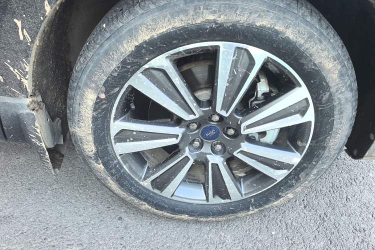 Used Ford Edge 2021 PLUS EcoBoost 245 Two-Wheel-Drive Platinum Edition 5 Seats Right Front Wheel Hub