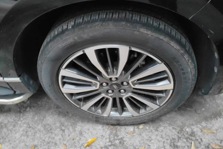 Used Ford Edge 2021 PLUS EcoBoost 245 Two-Wheel-Drive Titanium 7-Seater Right Front Wheel Hub