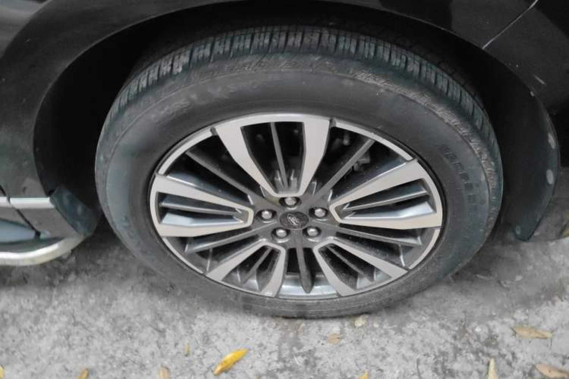 Used Ford Edge 2021 PLUS EcoBoost 245 Two-Wheel-Drive Titanium 7-Seater Right Front Wheel Hub