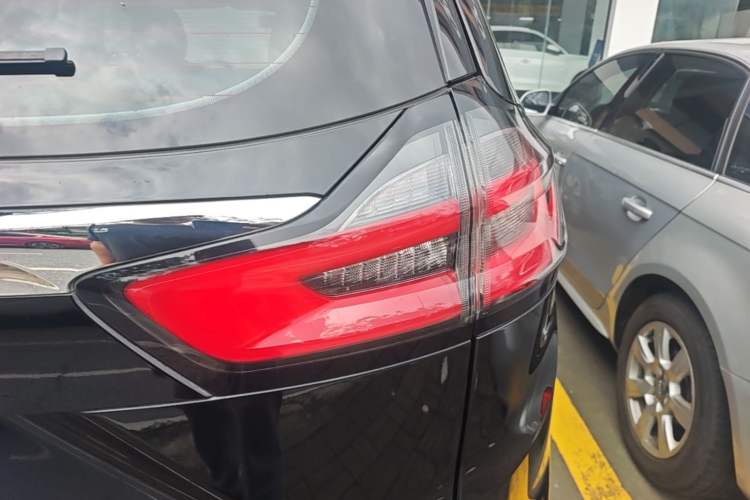 Used Ford Edge 2021 PLUS EcoBoost 245 Two-Wheel-Drive Platinum Edition 5 Seats Right Rear Taillight