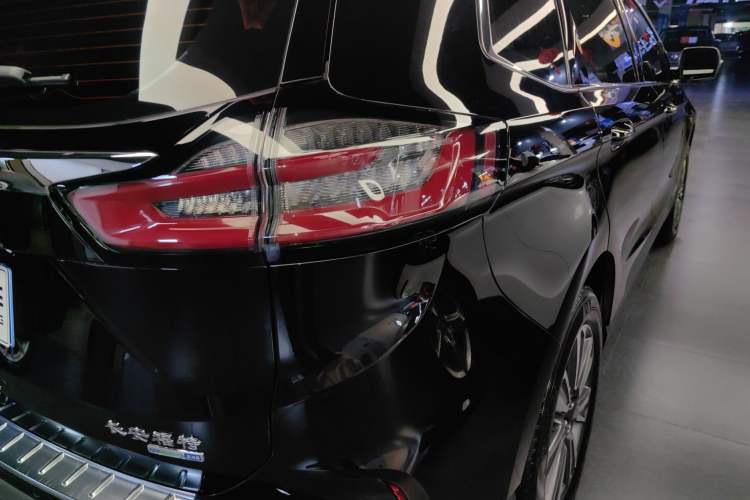 Used Ford Edge 2021 PLUS EcoBoost 245 Two-Wheel-Drive Platinum Edition 5 Seats Right Rear Taillight