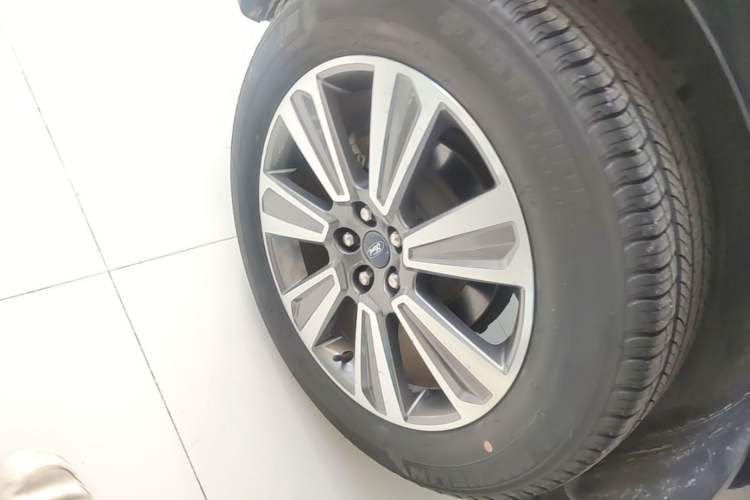 Used Ford Edge 2021 PLUS EcoBoost 245 Two-Wheel-Drive Platinum Edition 5 Seats Right Rear Wheel Hub