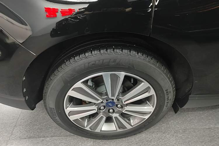 Used Ford Edge 2021 PLUS EcoBoost 245 Two-Wheel-Drive Platinum Edition 5 Seats Right Rear Wheel Hub